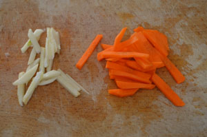 как сделать свинину шпигованную морковью и чесноком в рукаве