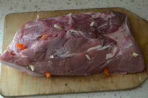 как приготовить свинину шпигованную морковью и чесноком в рукаве