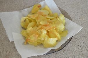 приготовление домашних картофельных чипсов