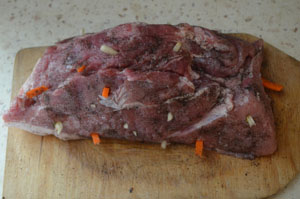 Рецепт приготовления свинины в рукаве шпигованной морковью и чесноком