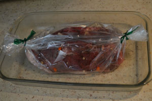 Ингредиенты для приготовления свинины в рукаве шпигованной морковью и чесноком