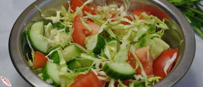 Vitaminnyj salat iz kapusty, pomidorov i ogurcov