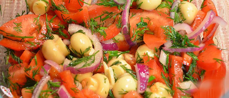 Salat iz marinovannyh gribov i ovoshchej