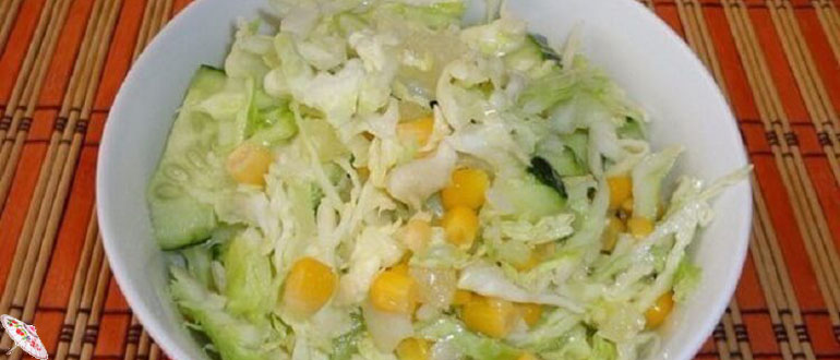 Salat iz svezhej kapusty s kukuruzoj i ogurcom
