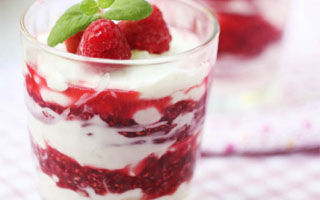 Слоеный десерт с печеньем, ягодами и йогуртом